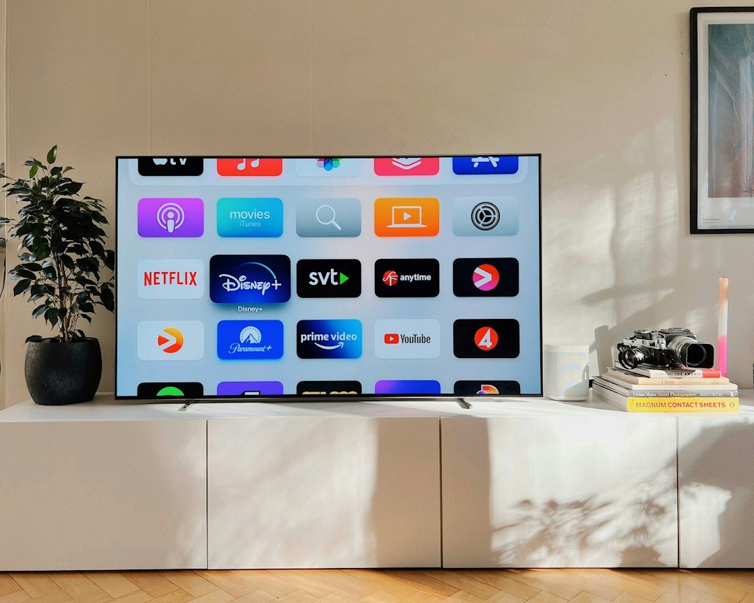 Smart TV in de woonkamer voor IPTV installatie – Koning IPTV